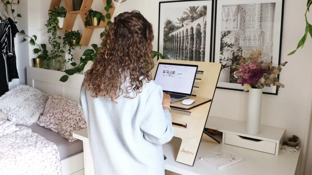 Lehrerin bereitet Unterricht vor an einem ergonomischen Tisch